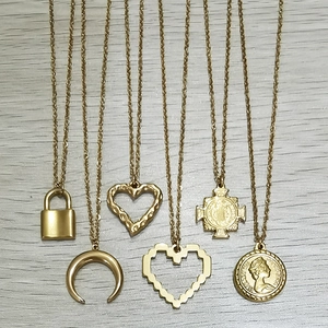 Coffret de colliers en acier doré avec pendentifs cadenas, lune, cœur, croix et pièce