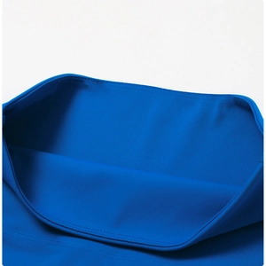 Détail du pantalon de yoga bleu roi avec coutures doubles et texture mate