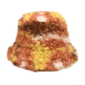 Détail d'un bob tie-dye multicolore montrant la texture épaisse en laine d'agneau