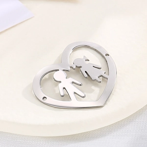 Pendente a cuore in acciaio inox con silhouette di coppia e doppi fori di connessione