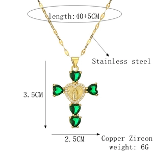 Dettaglio pendente a croce con cuore in zircone verde su catena da 45cm