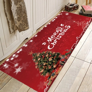 Détail d'un long tapis de Noël rouge en flanelle avec sapins et motifs de flocons