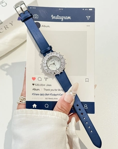 Vista dettagliata dell'orologio da donna di lusso con cinturino blu e quadrante con diamanti