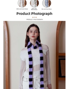 Detailaufnahme des flauschig gestreiften Strickschals in lila und schwarzem Mohair