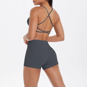 Détail de l'ensemble de yoga gris foncé avec bretelles croisées et short de sport taille haute