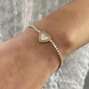 Bracciale placcato oro con ciondolo a cuore, inserto bianco e micro-pavé di cristalli
