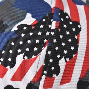 Vue macro du tissu sergé avec motif de camouflage drapeau américain et étoiles