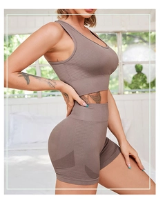 Détail de la texture côtelée du soutien-gorge de yoga sans couture et du short fitness