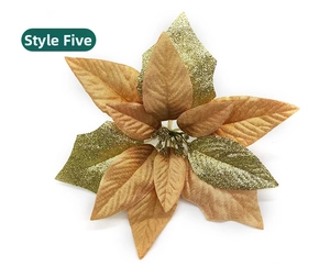 Détail du Style 5 poinsettia artificiel avec pétales de satin doré et paillettes vertes