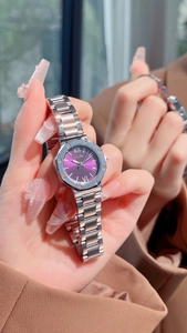 Détail d'une montre en acier argenté avec cadran dégradé violet et chiffres romains