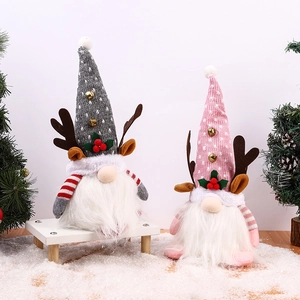 Gnomes de Noël lumineux avec bois de renne et baies de houx sur un banc en bois décoré