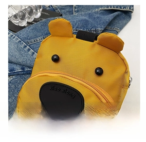 Primer plano de mochila de oso amarillo en nailon con detalles de cremallera fina