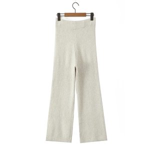 Detail der cremeweißen Strickhose mit weitem Bein, vertikalen Rippen und elastischem Bund