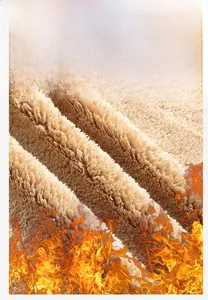 Dettaglio della spessa fodera in pile color cammello con grafica a fiamma