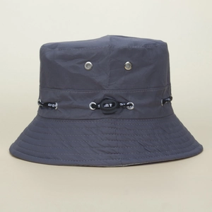Détail d'un chapeau bob gris foncé avec œillets métalliques et cordon réglable SPORT