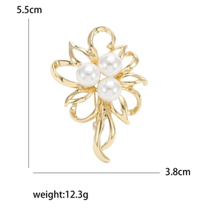 Elegant gold flower brooch with white pearls, size 5.5cm x 3.8cm, weight 12.3g