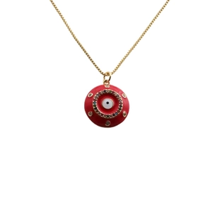 Collana malocchio dorata con ciondolo in smalto rosso e zirconi colorati su sfondo bianco