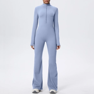 Détail de la combinaison de yoga bleu clair avec col montant à demi-zip et des manches longues