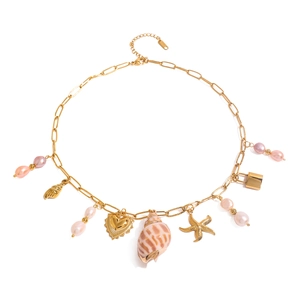 Collana in acciaio dorato con ciondoli a stella marina, cuore e perle rosa sintetiche