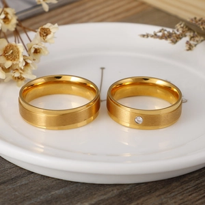 Set di anelli di coppia in acciaio inossidabile dorato opaco con diamante incastonato