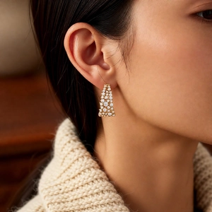 Gros plan de boucles d'oreilles en forme de U plaquées or 18 carats avec zircons