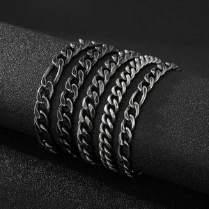 Bracciali a catena cubana da uomo in argento scuro opaco su espositore cilindrico