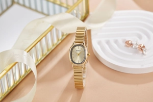 Dettaglio dell'elegante orologio al quarzo ovale dorato con cinturino a maglie metalliche