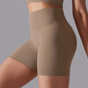 Détail du short de sport sans couture à taille haute marron pour fitness et yoga