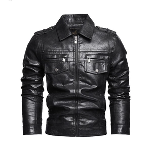 Herren Slim Fit Kunstlederjacke in Schwarz mit Stehkragen und Reißverschlusstaschen auf Weiß