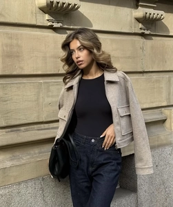Schicke beige Tweed-Jacke kombiniert mit schwarzem Top und Jeans für den Herbst-Look