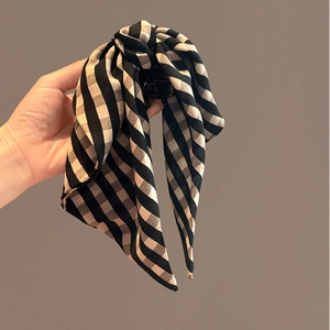 Eleganter schwarz-weiß karierter Haarclip mit langen Bändern für hohen Pferdeschwanz