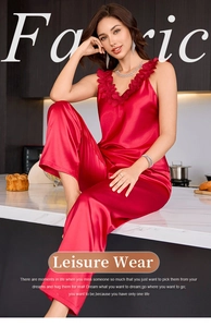 Détail d'un pyjama en satin rouge avec dentelle au décolleté en V de cet ensemble chic