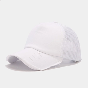 Dettaglio del cappello bianco con visiera vintage usurata e retro in rete traspirante