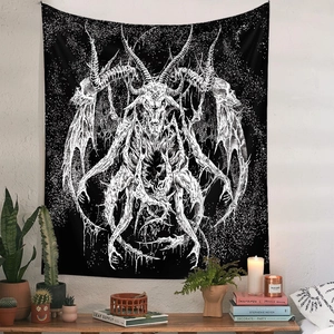 Arazzo gotico in bianco e nero con demone ariete alato per decorazione della parete