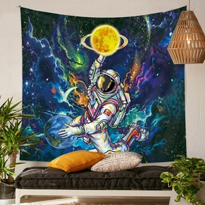 Künstlerischer Astronauten-Wandteppich mit Weltraum-Motiv an einer weißen Wand im Zimmer