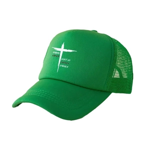 Grüne Mesh-Trucker-Kappe mit weißem Kreuz und religiösen Wörtern auf gebogenem Schirm