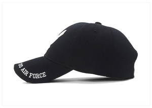 Dettaglio del ricamo US AIR FORCE sul lato di un cappellino da baseball tattico nero