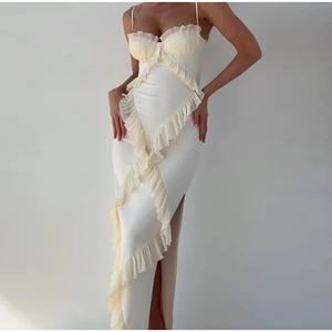 Robe moulante blanche sans manches avec dentelle et volants en spirale pour un look chic