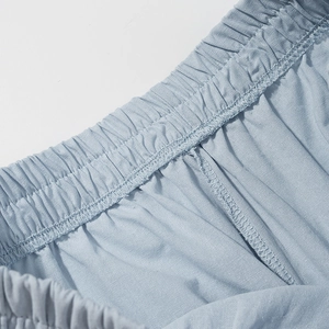 Détail de la taille élastique avec coutures renforcées sur un pantalon en lin bleu clair