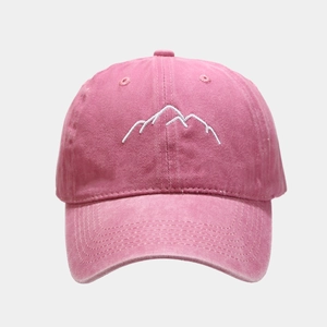 Detail einer rosa gewaschenen Baumwollkappe mit feiner Bergstickerei auf der Front
