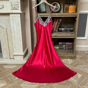 Nuisette élégante en satin rouge avec bordure en dentelle col V en décor vintage