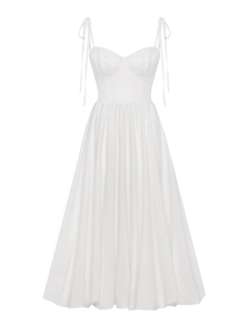 Détail d'une robe d'été en coton blanc avec fines bretelles et corsage à plis