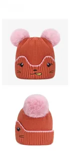 Détails de broderie renard sur bonnet en tricot pour enfants avec pompons roses