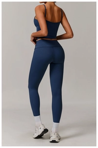 Vue arrière du legging de yoga bleu marine à taille haute et débardeur court sans couture