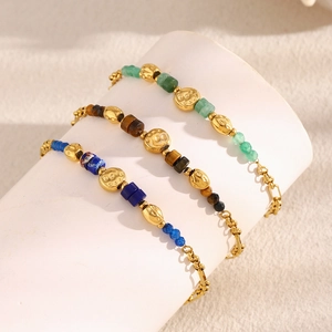 Détail de trois bracelets perlés plaqués or 18 carats avec pierres vertes, brunes et bleues