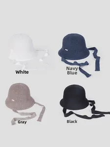 Chapeau cloche tricoté en blanc, bleu marine, gris et noir avec longs rubans