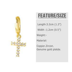 Λεπτομερής προβολή σκουλαρικιών huggie 18k με σταυρό και λευκές πέτρες ζιργκόν