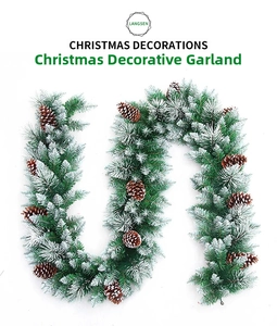 Détail de la guirlande de Noël 2,7m avec pointes enneigées et pommes de pin naturelles