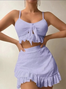 Detail van lavendel tweedelige set met broderie anglaise en ruches aan de zoom