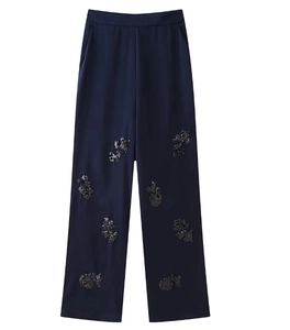 Flachbild der marineblauen Satinhose mit weitem Bein und eleganten schwarzen Pailletten-Blumen